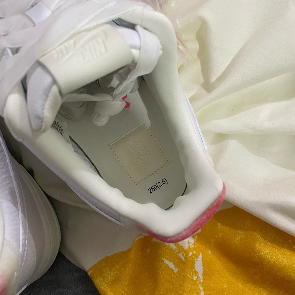 White Women's Low-Top Sneakers with Pink Heel Accent - Picture 5 of 9